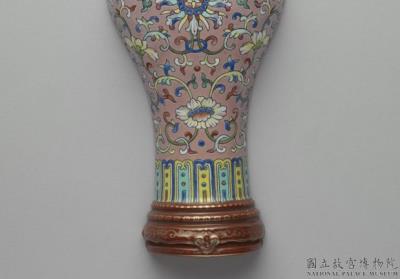 图片[2]-Hanging vase with handles and decoration of flowers and bats holding chimes in fencai painted enamels on a pink ground, Qing dynasty, Jiaqing reign (1796-1820)-China Archive